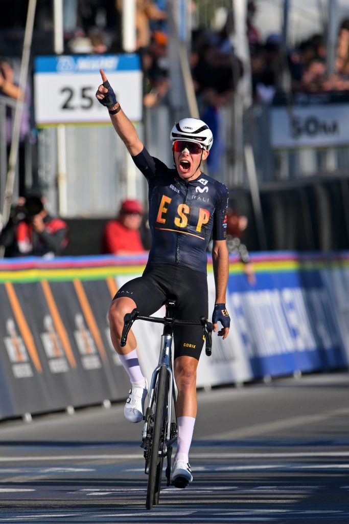 Benjamín Noval celebra su victoria en el Mundial júnior en ruta de Montreal 2026